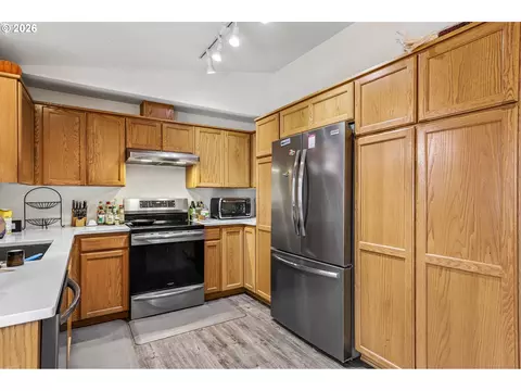 Kitchen - 608 SE Sumner St, Camas, WA 98607 photo 2 of 3