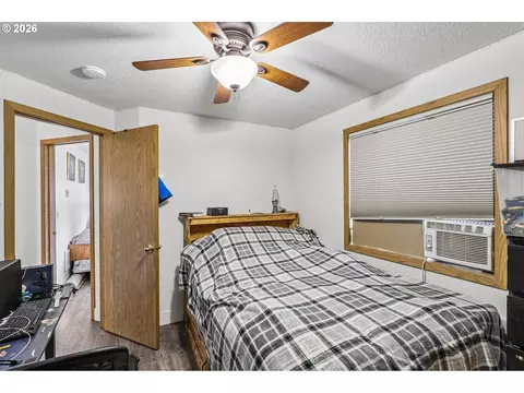 Bedroom - 608 SE Sumner St, Camas, WA 98607 photo 2 of 6
