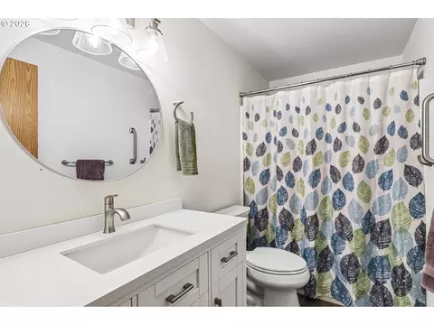Bath - 608 SE Sumner St, Camas, WA 98607 photo 2 of 2