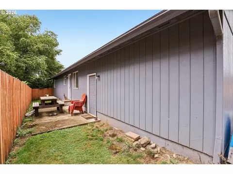 Exterior - 608 SE Sumner St, Camas, WA 98607 photo 5 of 9