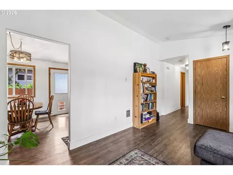 Entry Way - 608 SE Sumner St, Camas, WA 98607 photo 2 of 2