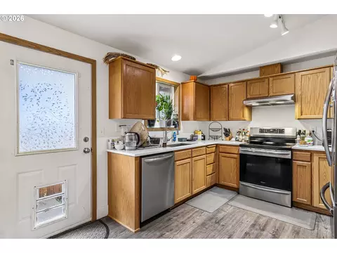 Kitchen - 608 SE Sumner St, Camas, WA 98607 photo 1 of 3