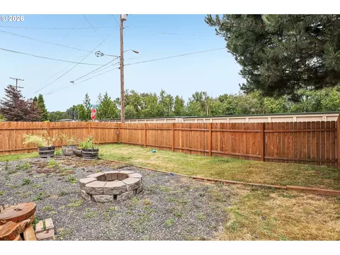 Exterior - 608 SE Sumner St, Camas, WA 98607 photo 4 of 9