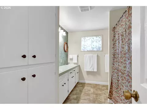 Bath - 3295 Potter St, Eugene, OR 97405 photo 1 of 2