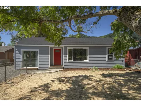 912 S Main St, Myrtle Creek, OR 97457
