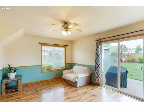 Living - 239 Blue Jay Loop, Creswell, OR 97426 photo 4 of 4