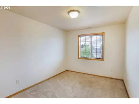 Bedroom - 239 Blue Jay Loop, Creswell, OR 97426 photo 3 of 4