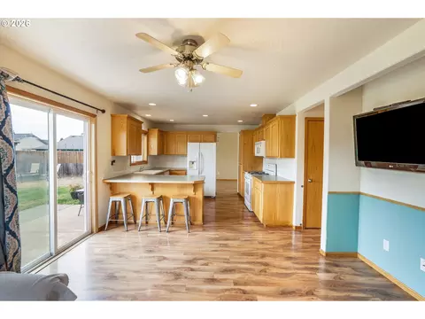 Kitchen - 239 Blue Jay Loop, Creswell, OR 97426 photo 4 of 4
