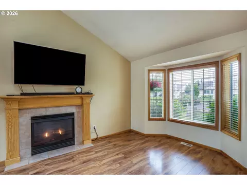 Living - 239 Blue Jay Loop, Creswell, OR 97426 photo 3 of 4