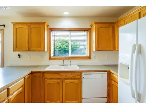 Kitchen - 239 Blue Jay Loop, Creswell, OR 97426 photo 3 of 4
