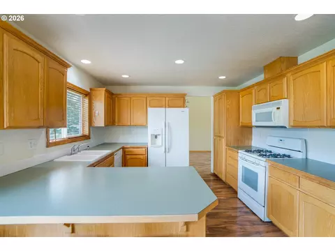 Kitchen - 239 Blue Jay Loop, Creswell, OR 97426 photo 1 of 4
