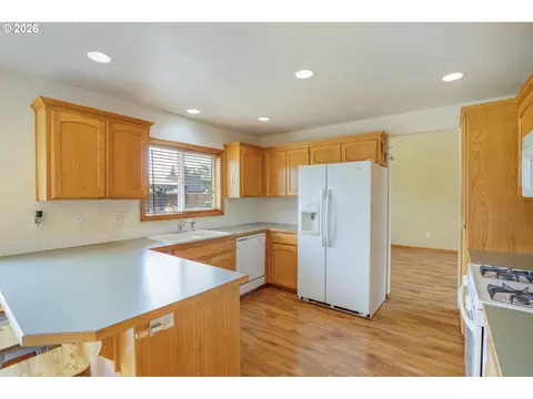 Kitchen - 239 Blue Jay Loop, Creswell, OR 97426 photo 2 of 4