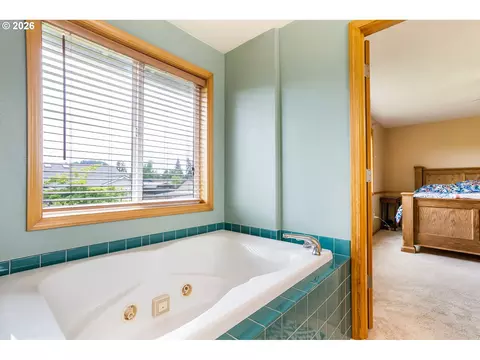 Bath - 239 Blue Jay Loop, Creswell, OR 97426 photo 2 of 4