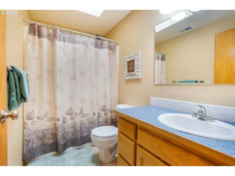Bath - 239 Blue Jay Loop, Creswell, OR 97426 photo 3 of 4