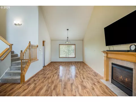 Living - 239 Blue Jay Loop, Creswell, OR 97426 photo 1 of 4