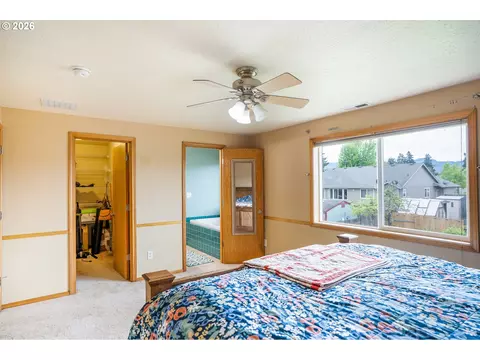 Bedroom - 239 Blue Jay Loop, Creswell, OR 97426 photo 2 of 4