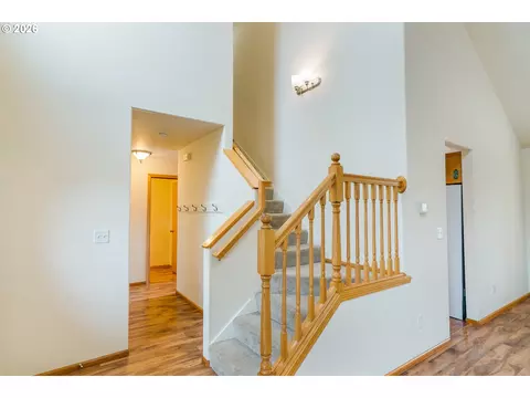 Entry Way - 239 Blue Jay Loop, Creswell, OR 97426 photo 2 of 3