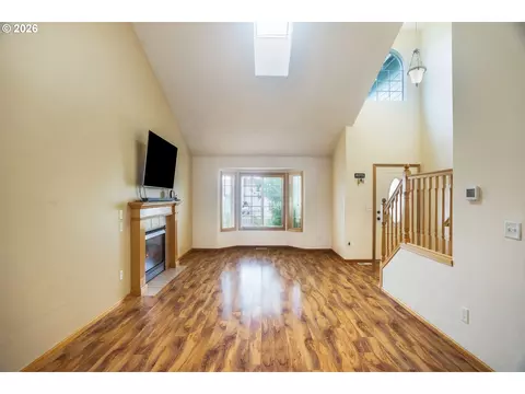 Living - 239 Blue Jay Loop, Creswell, OR 97426 photo 2 of 4