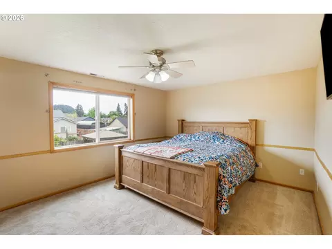 Bedroom - 239 Blue Jay Loop, Creswell, OR 97426 photo 1 of 4