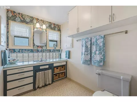Bath - 1603 23rd Ave, Longview, WA 98632 photo 1 of 3