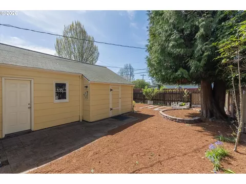 Exterior - 1603 23rd Ave, Longview, WA 98632 photo 4 of 11