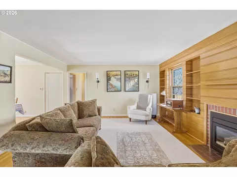 Living - 1603 23rd Ave, Longview, WA 98632 photo 1 of 3