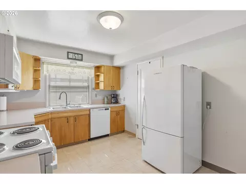 Kitchen - 1603 23rd Ave, Longview, WA 98632 photo 2 of 3