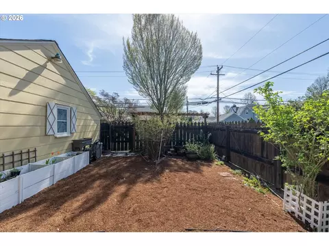 Exterior - 1603 23rd Ave, Longview, WA 98632 photo 7 of 11