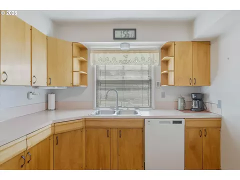 Kitchen - 1603 23rd Ave, Longview, WA 98632 photo 1 of 3