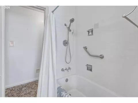 Bath - 1603 23rd Ave, Longview, WA 98632 photo 2 of 3