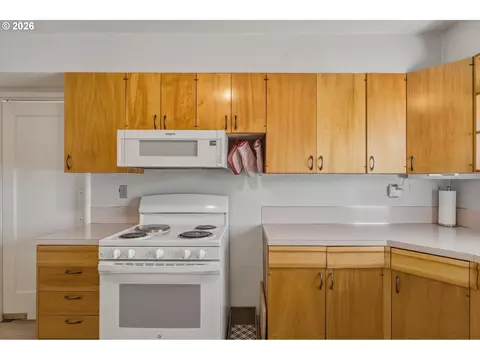 Kitchen - 1603 23rd Ave, Longview, WA 98632 photo 3 of 3