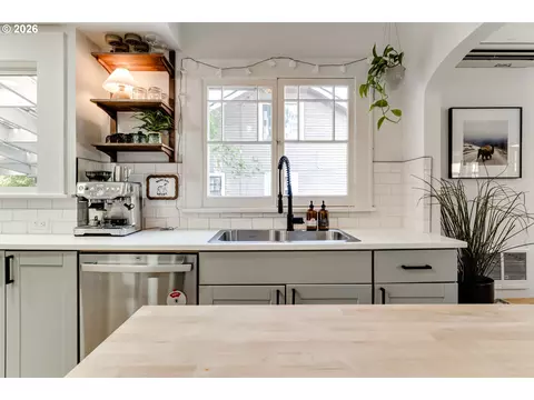 Kitchen - 1722 Olive St, Eugene, OR 97401 photo 2 of 10