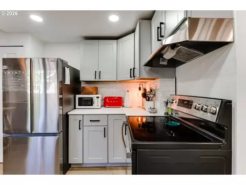 Kitchen - 1722 Olive St, Eugene, OR 97401 photo 10 of 10