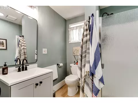 Bath - 1722 Olive St, Eugene, OR 97401 photo 1 of 2
