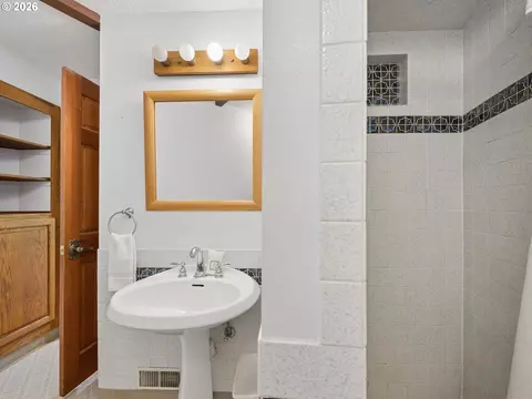 Bath - 68080 E Maple St, Welches, OR 97067 photo 1 of 4