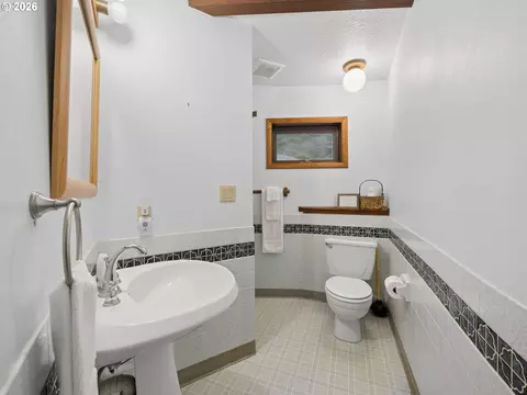 Bath - 68080 E Maple St, Welches, OR 97067 photo 2 of 4