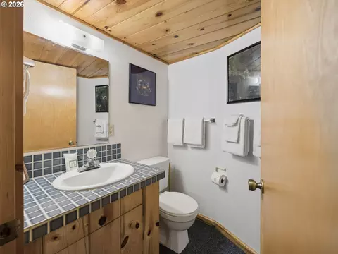 Bath - 68080 E Maple St, Welches, OR 97067 photo 4 of 4