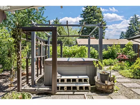 Exterior - 341 Hardy Ave, Eugene, OR 97404 photo 6 of 19