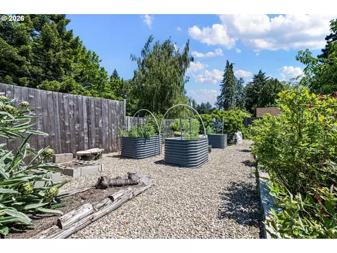 Exterior - 341 Hardy Ave, Eugene, OR 97404 photo 17 of 19
