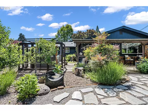 Exterior - 341 Hardy Ave, Eugene, OR 97404 photo 12 of 19