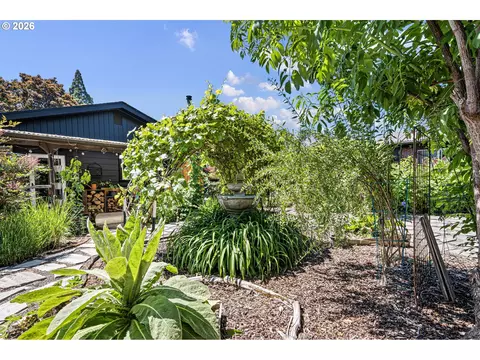 Exterior - 341 Hardy Ave, Eugene, OR 97404 photo 14 of 19