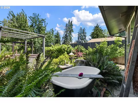 Exterior - 341 Hardy Ave, Eugene, OR 97404 photo 8 of 19