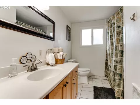 Bath - 1141 W 24th Ave, Eugene, OR 97405 photo 2 of 3