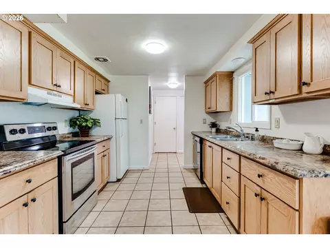 Kitchen - 1141 W 24th Ave, Eugene, OR 97405 photo 2 of 3