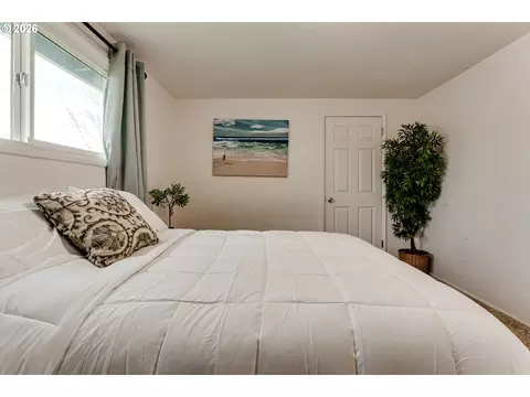 Bedroom - 1141 W 24th Ave, Eugene, OR 97405 photo 6 of 8