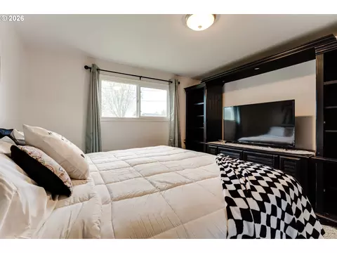 Bedroom - 1141 W 24th Ave, Eugene, OR 97405 photo 1 of 8