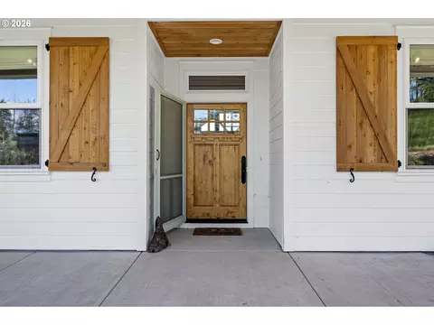 Exterior - 2764 E 40th Ave, Eugene, OR 97405 photo 4 of 10