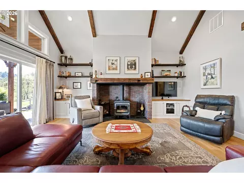 Living - 2764 E 40th Ave, Eugene, OR 97405 photo 2 of 5