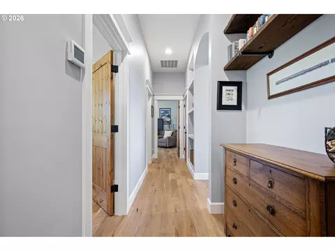 Entry Way - 2764 E 40th Ave, Eugene, OR 97405 photo 1 of 2