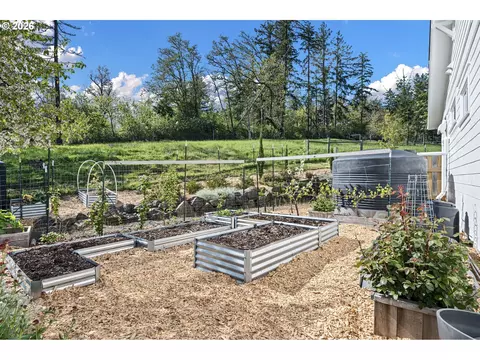 Exterior - 2764 E 40th Ave, Eugene, OR 97405 photo 8 of 10